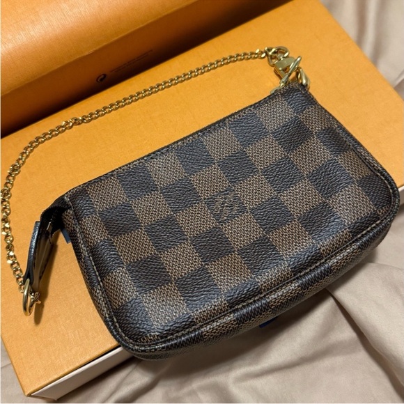 ✨ Louis Vuitton Mini Pochette Damier Ebene 🇫🇷
Made in France | Date Code: SF0178 - Picture 1 of 11